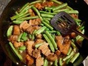 五花肉炖豆角做法图解6)