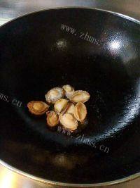 口感饱满的鲜鲍鱼焖鸡肉做法图解3)