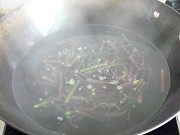 家常菜腊肉炒山蕨做法图解2)