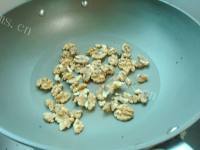 美味的核桃黑芝麻糊做法图解3)