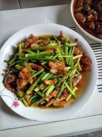 家常菜蒜苔炒肉