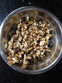 家常菜香菇肉丸做法图解2)