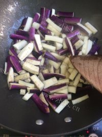 美味营养的炒茄子做法图解3)