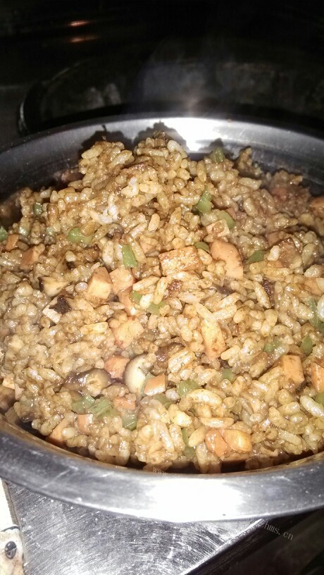 色泽鲜亮的酱油炒饭