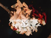 家常菜鸡腿菇炒肉片做法图解5)