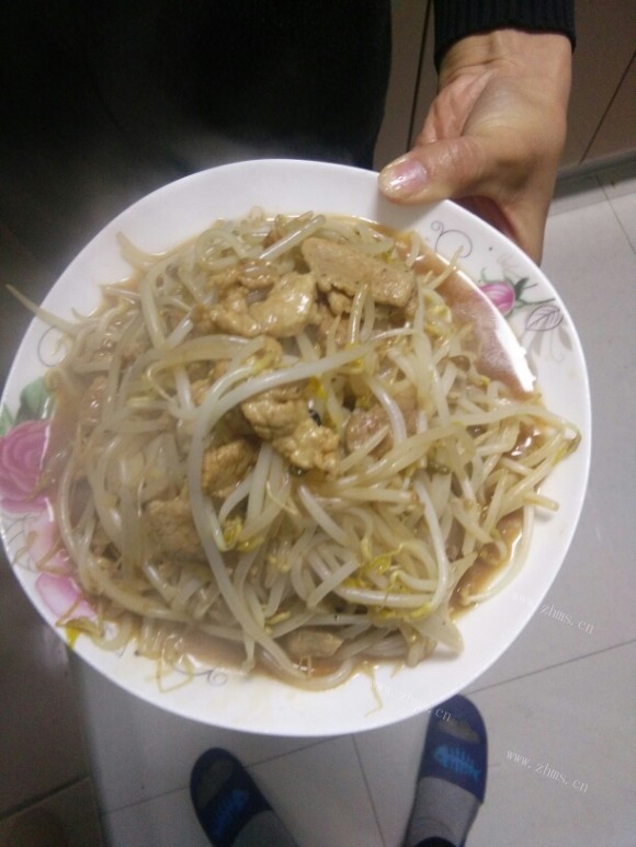 热腾腾的豆芽炒肉