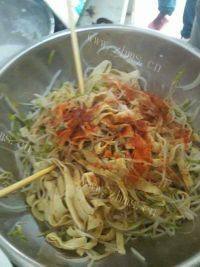 解暑的凉拌豆皮豆芽做法图解7)