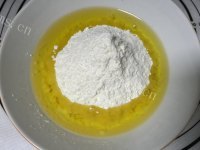 营养丰富的豆沙菊花酥做法图解2)