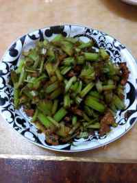色香味浓的芹菜炒肉做法图解5)