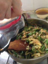 营养丰富的豆角烧茄子做法图解8)