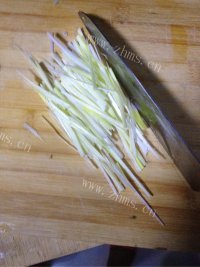 美味的麻辣鸡丝做法图解2)
