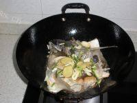 味道不错的鱼头豆腐汤做法图解5)
