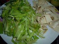 美味的芹菜炒豆皮做法图解1)