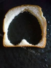 美味的煎鸡蛋面包片做法图解4)