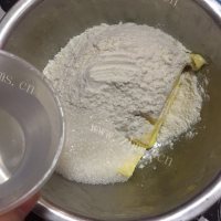 美味的红豆蛋黄酥做法图解6)