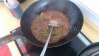 自制豆角炒肉做法图解8)