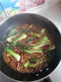 口感不错的青菜牛肉面做法图解8)