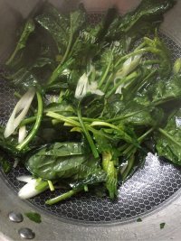 美味的菠菜鸡蛋面做法图解2)