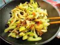 家常菜芹菜胡萝卜炒肉丝做法图解8)