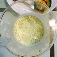 色泽鲜亮的牛油果奶昔做法图解4)