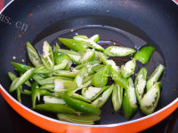 好吃的芋茎干炒腊肉做法图解6)