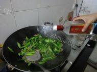 诱人的腊肉炒芥兰做法图解6)