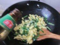 常吃不腻的韭菜炒鸡蛋做法图解6)