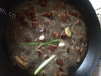诱人的土豆红烧肉做法图解8)