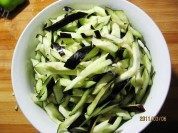 家常菜干煸茄条做法图解2)