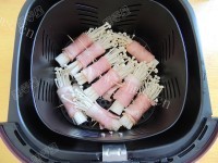 美味的培根金针菇卷做法图解8)