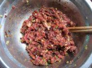 美味的牛肉萝卜水饺做法图解2)