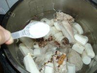 滋补的排骨炖山药做法图解6)