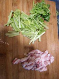 十分诱人的芹菜炒五花肉做法图解2)