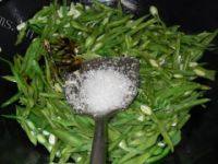 味道香醇的炒四季豆做法图解4)