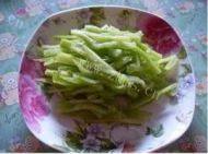 家常菜尖椒炒茄丝做法图解2)