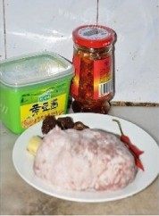 自制香菇猪肉酱做法图解1)