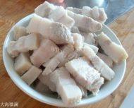 东北菜红烧肉炖豆角做法图解1)