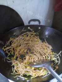 美味的炒黄豆芽做法图解5)