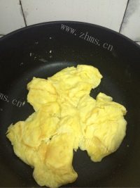家常菜韭黄炒鸡蛋做法图解5)
