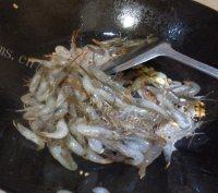 好吃的韭菜炒河虾做法图解6)