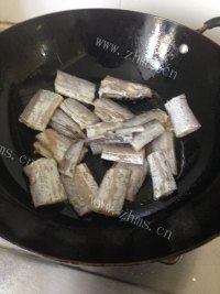 妈妈最爱的红烧带鱼做法图解4)