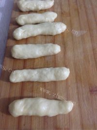 芳香四溢的肉松面包做法图解3)