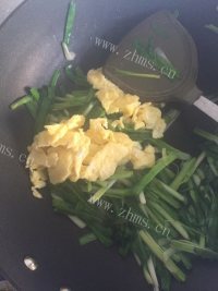 家常菜大蒜炒鸡蛋做法图解5)