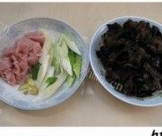 家常菜葱烧木耳炒肉做法图解4)