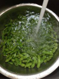自制冰镇香糟毛豆做法图解5)