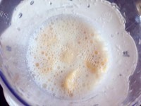 美味的香蕉奶昔做法图解4)