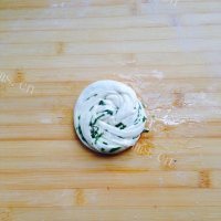 口感极佳的葱油手抓饼做法图解11)
