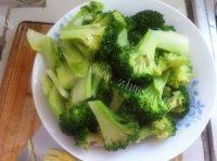 健康营养的清炒西兰花做法图解1)