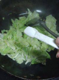 家常菜干煸包菜做法图解5)