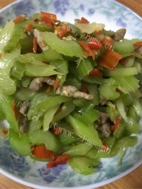简单版芹菜炒肉做法图解6)